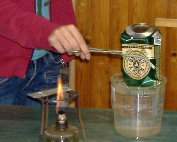 Egy kísérlet, amiben szerepel forrás, lecsapódás, gáz nyomása: Italos fémdobozba (lehet 5 dl-es vagy 3,3 dl-es) töltünk egy kis vizet. Felforraljuk.