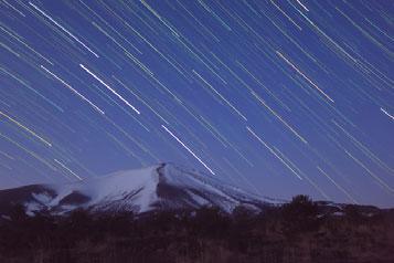 Csillagjárás fotózása (Csillagjárás) A csillagok égbolton való mozgása által keltett nyomvonalakat a fényképezőgép egyetlen képként rögzíti.