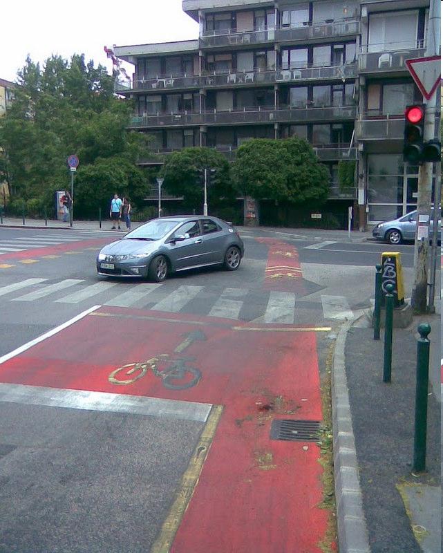 Kerékpáros közlekedésre vonatkozó változások: elretolt kerékpáros felálló hely Elretolt kerékpáros felálló hely bevezetése Elretolt kerékpáros felálló hely a balra bekanyarodó kerékpárosok számára ;