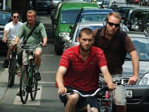 Kerékpáros közlekedésre vonatkozó változások: jobbra tartás Kerékpárosok szoros jobbra tartási kötelezettségének feloldása lakott területen belül A kerékpárosoknak a továbbiakban nem kötelez a lassú