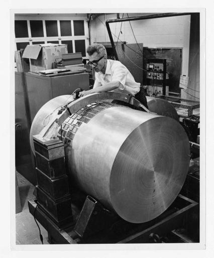Weber-féle hordó detektor Joseph Weber 1960-ban közölte ötletét az észlelésre: a gravitációs hullám megrezgeti a mechanikai rendszert, amin áthalad észlelni kell a keletkező rezgést!