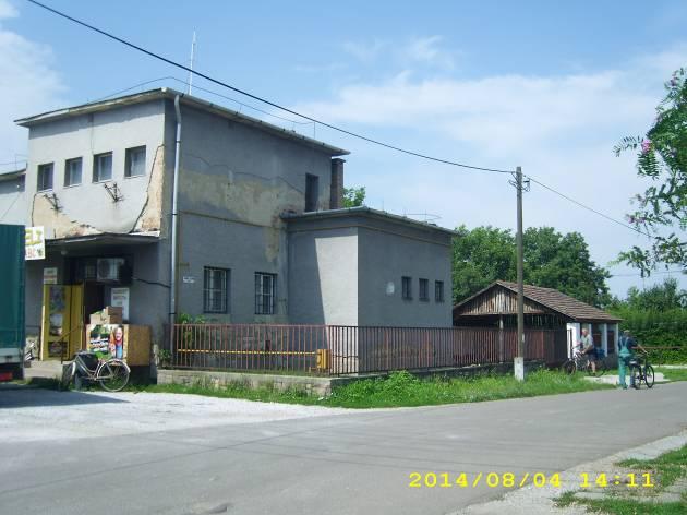 közepes szabadon álló F+1 nyeregtető