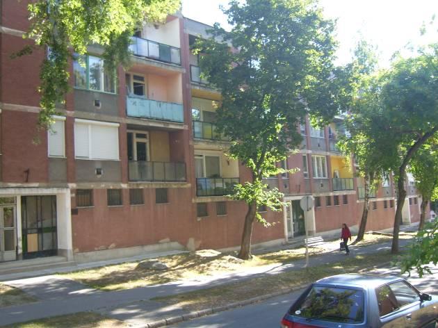 1136/27 Kazincbarcika, Béke tér 14-18 lakó