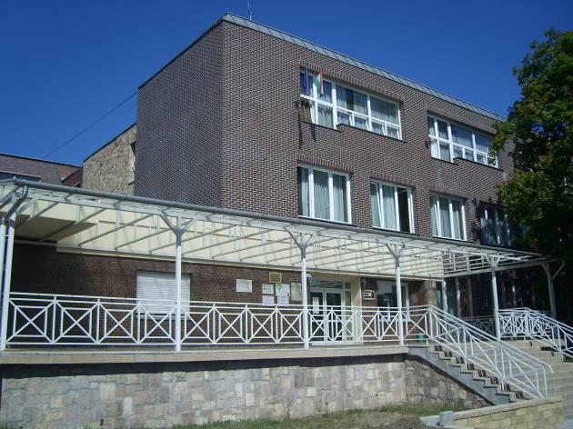 tér 1,2 Irinyi János Középiskola
