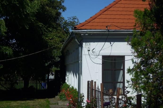 szabadon álló F nyeregtető Helyi