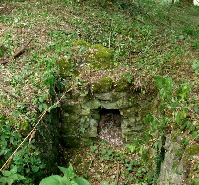 A feltételezett kolostori latrina (a szerző felvétele) 1468 nyarán András apát két almádi szerzetesével, Jánossal és Pállal, a zalavári Szent Adorján bencés apátság konventje előtt perelte Rátóti