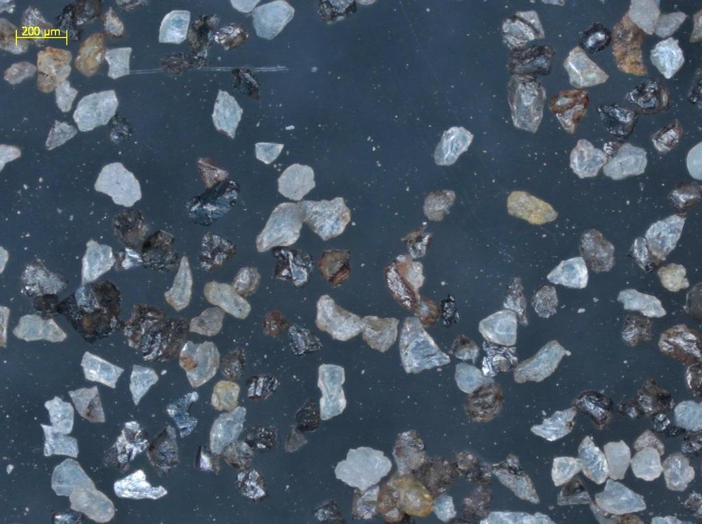 ábra 200-500 µm-es öreg homok mikroszkópiai képe 200-500 µm között maradt olyan szemcse, amin a gyanta
