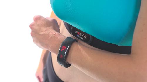 Nem kezdheti el a pulzus-edzést, amíg a Polar Loop 2 az adatokat szinkronizálja a Polar Flow mobile appal. Várjon az edzés megkezdésével, míg a szinkronizálás jel eltűnik.