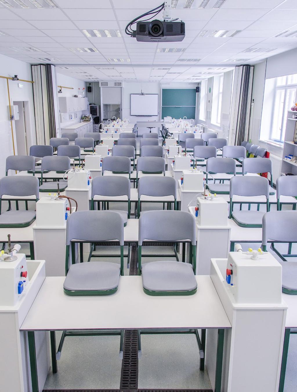 Természettudományos szaktanterem A készségek, kompetenciák fejlesztését előtérbe helyező foglalkozások laboratóriumi, technikai,