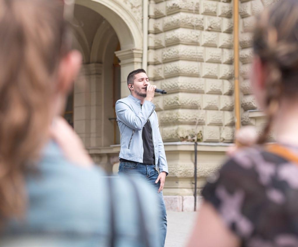 A színes programkavalkád ezúttal is az iskola előtti utcarészletben, valamint a