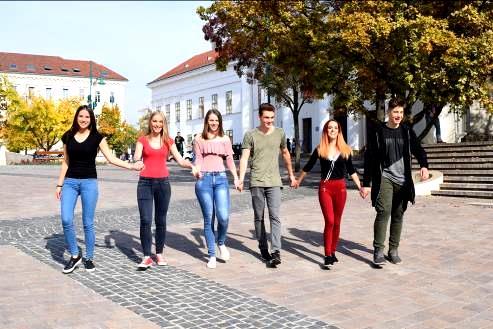 Vendéglátó Szakképző Iskolája Cím: 7100 Szekszárd, Szent István tér 15-17. Telefon/fax: Tel:74/510-172, Fax:74/316-913 Email: info@vendeglato.szekszardiszc.