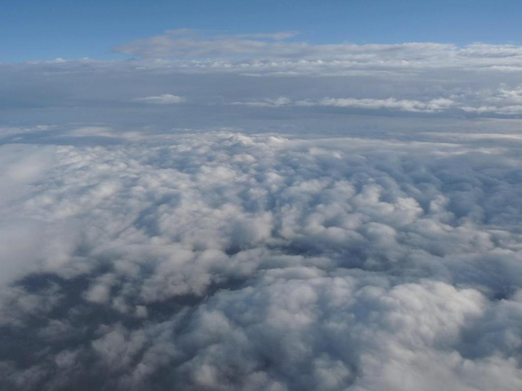 A hosszúhullámú sugárzás stratocumulus felhőben történő terjedésének numerikus modellezése Lábó Eszter 1, Geresdi István 2 1 Országos