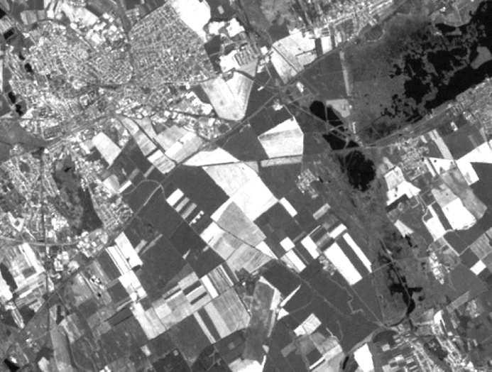 2. ábra. Egy Landsat 5 TM-felvétel kompozitja és két sávképe Az előző illusztrációk után nézzük meg átfogóan, mit értünk távérzékelés alatt.