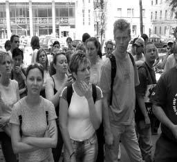 140 2005/XVII. 3 4. Még mindig Temesvár: többen alfában próbálják meg - jegyezni idegenvezetônk történeteit ciókat a vajdasági kisebbségek életérõl.