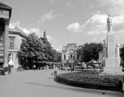 142 2004/XVII. 3 4. A történelemhamisítás ízléstelen p é l d á j a: a fô téren Cs e r n i Jo v á n c á r s z o b r a fonon elérni a Szabadkán maradt barátokat, akik megpróbáltak segíteni.