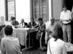 2004/XVII. 3 4. Az országos általános iskolai 56-os emlékverseny zsûrijében Nagy Imrét és négyszáz forradalmár társát, ezért menekült el kétszázezer magyar szülõföldjérõl.