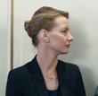 Ez az idegesítő, szégyellni való édesapa a bolondos Toni Erdmann alakjának kitalálásával arra készteti lányát, hogy új értelmet találjon életének.