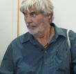 A film egyébként játszik is ezzel a várakozással, a két főszereplő egymásra találása egybeesik az édesapa sugallt és nehéz bolgár álruhában látszólag bekövetkezett halálával: azt hisszük, szívrohamot