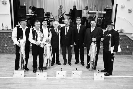 208. április 3. oldal lános iskolás gyerekek és az ovisok jöttek el megnézni az állatokat.