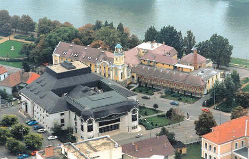 Szolnok város Szolnok Megyei jogú város Budapesttől keletre a Tisza és a Zagyva folyó találkozásánál az Alföld vízi, szárazföldi és vasúti csomópontjánál fekszik.