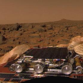 A Mars nem csak a Naprendszer legmagasabb vulkánjának és legmélyebb kanyonjának ad otthont, de úgy tűnik, hogy számos tulajdonságát a víz formálta, amely még napjainkban is alkalmanként feltör a
