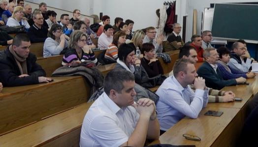 hitelesített. A továbbiakban kifejtette, hogy örül a megbízásának, ami bár határozott időre szól, ő hosszútávon tervezi a munkáját, nem átmenetileg gondol a cargoval.