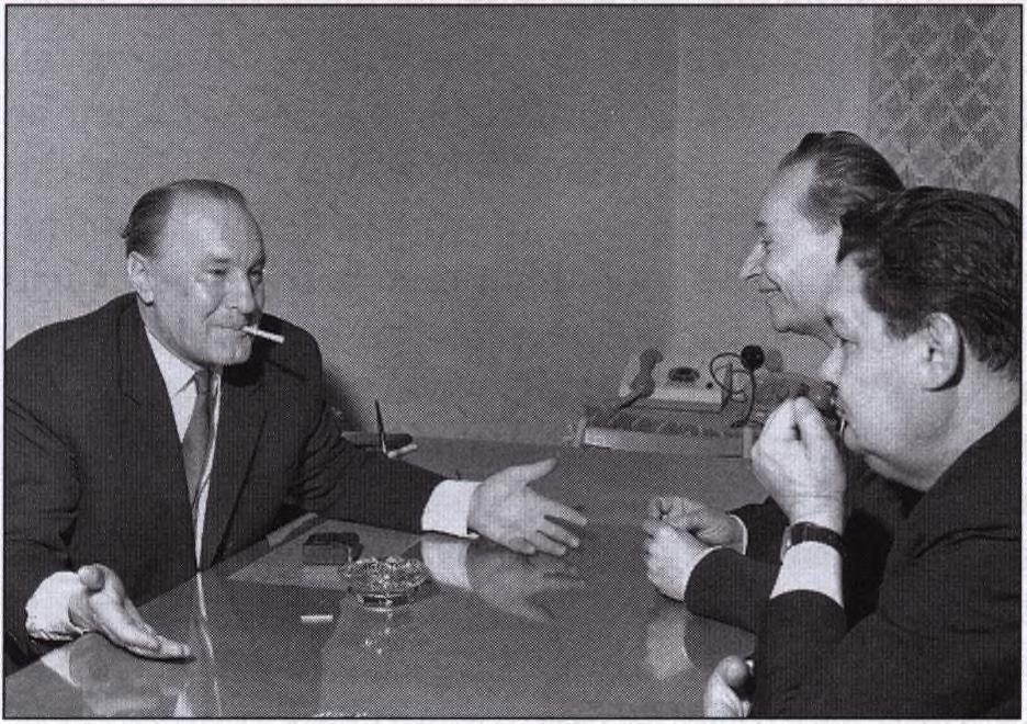 3. POLITIKAI VÁLSÁGOK ÉS TÁRSADALMI KONSZOLIDÁCIÓ (1956-1972) Kádár János és Alexander Dubcek, a CSKP KB első titkára a komáméi járási pártbizottság épületében az egyik hivatalos tárgyaláson.