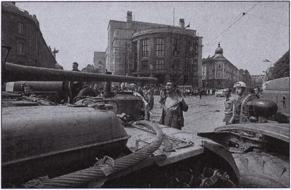 3. POLITIKAI VÁLSÁGOK ÉS TÁRSADALMI KONSZOLIDÁCIÓ (1956-1972) Tüntetők a szovjet tankokkal szemben: Prága, 1968.