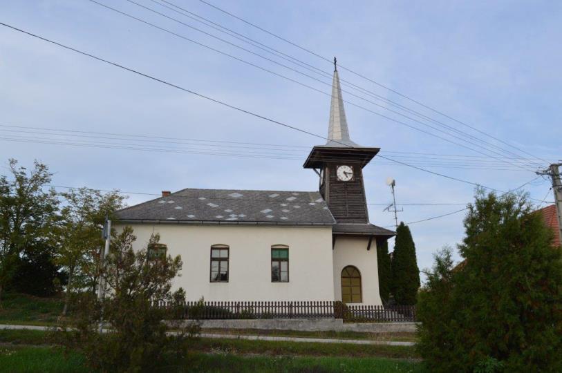 A túldíszített, túlszínezett épület hamar elveszíti érdekességét, és utána inkább zavaróan hat a nyugodt, tiszta településképben.