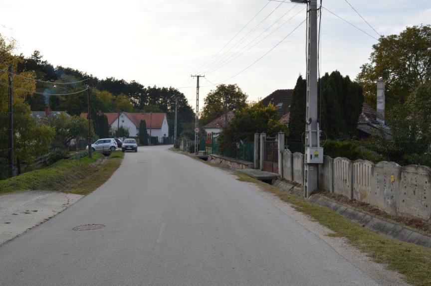 A hirdetés lényege a tájékoztatás, ezt tehetjük utcaképbe illően is.