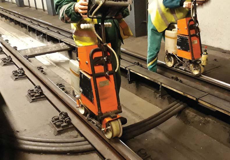 pályaszerkezet, elektromos és távközlő rendszerek, biztosítóberendezések Pályasín örvényáramos mérése Bontott sínek elszállítása Pályasín ultrahangos vizsgálata között öt ütemben megépült metróvonal