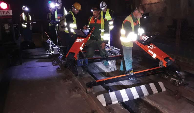 A növekvő számú pályahibákat elsősorban az alagút egyre romló szigetelésén átszivárgó talajvíz okozta, ami sok helyen károsította a metróvonal pályalemezét, illetve korrodálta a sínleerősítéseket.