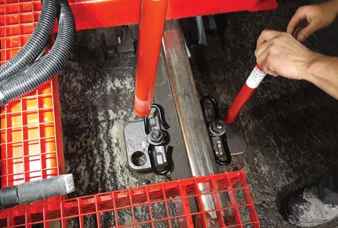 pályaszerkezet, elektromos és távközlő rendszerek, biztosítóberendezések Új sínleerősítés próba beépítése galomba az első megújult szerelvények.