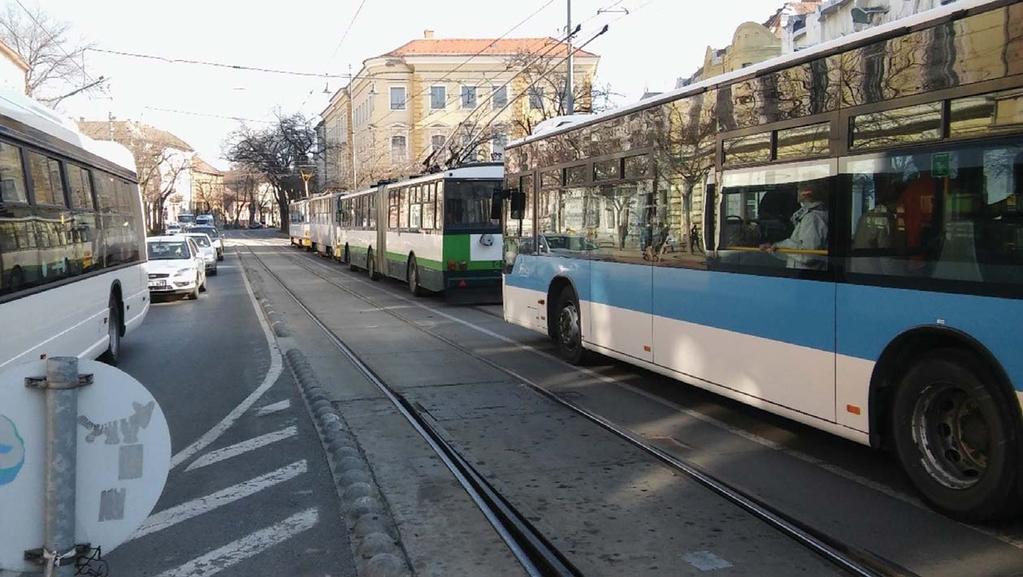 közúti vasút, burkolati hibák, sín-burkolat kapcsolat, pályaszerkezet SZERZŐK Kiemelten fontos az egyes közlekedési ágak közötti átjárhatóság műszaki feltételeinek biztosítása BALOG PÉTER