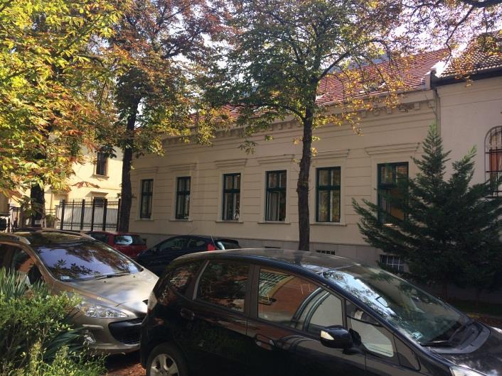 meg a homlokzaton, úgy a kutatásoknak megfelelően kell rekonstruálni a homlokzatot. - A homlokzat festésekor fontos szempont, hogy a szomszédos épületekkel ne legyen azonos a színhasználat.