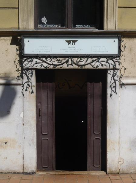 Nagyon fontos, hogy a figyelemfelhívó reklámberendezések, ne bontsák meg egy épület homlokzatának összhangját, a
