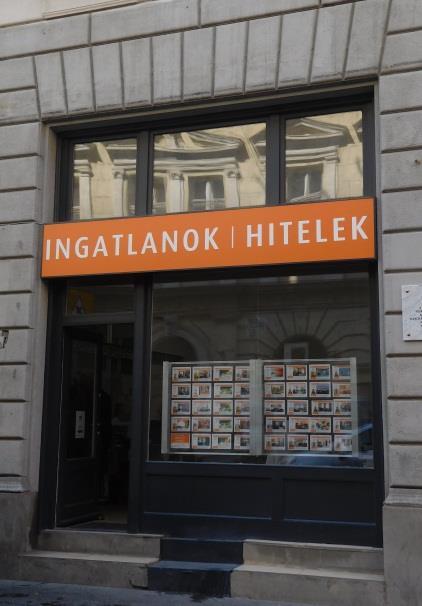Reklámberendezések összhangban kell, hogy legyenek az épület architektúrájával, színezésével, a közterület