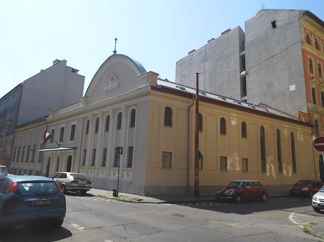 A lakóépületek mellett jelentős mennyiségű eklektikus stílusú védett középület található a kerületben.