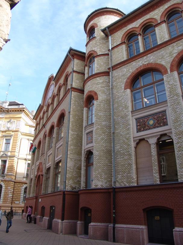 szám alatti különleges kapuval büszkélkedő lakóépület, vagy a Vidor Emil tervei szerint épült Polgári Serfőzde bérháza a Népszínház utca 22-ben, melynek homlokzatán hatalmas szecessziós mozaikkép
