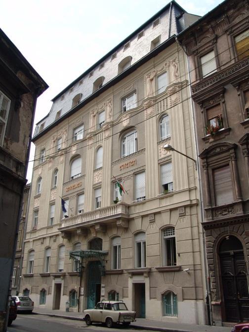 épültek (49). A védett házak több mint harmada az 1890-es években épült (25). Az eklektikus épületek közül kiemelkedő építészeti jelentőséggel bír például a Scheiber Sándor utca 2.