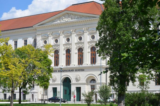A LUDOVIKA AKADÉMIA FŐÉPÜLETE A Ludovika Akadémia, a honvéd tisztképzés legjelentősebb intézménye volt az 1945 előtti Magyarországon. A tisztképző felállítását egy 1808. évi törvény rendelte el.