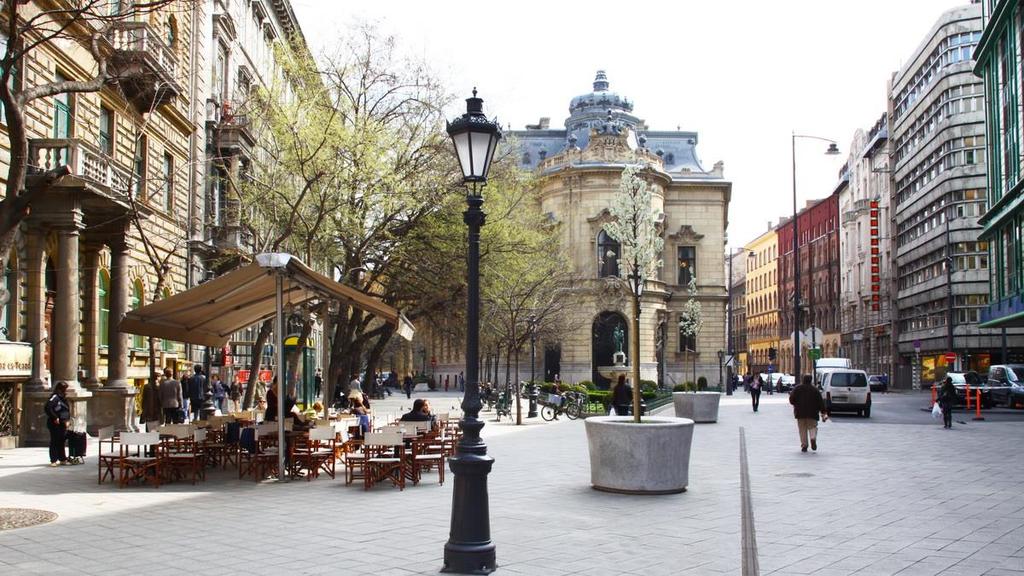 Szabó Ervin tér A Baross utca és a Reviczky utca találkozásánál található tölcsér alakú tér. Mivel a két utca a Kálvin térre már egy utcaként fut be ezért a tér nyugat felé összeszűkül.