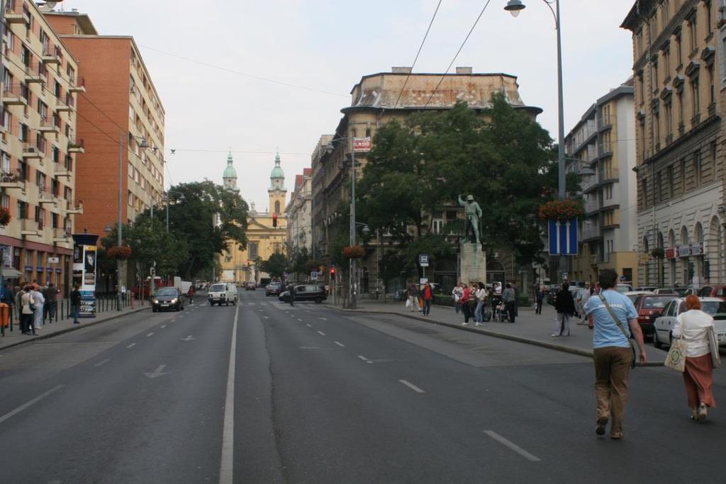 Harminckettesek tere Tölcsér alakú tér a Baross utca és a József körút találkozásánál. Kialakulása a XVIII. század végére tehető, az akkori Stáció utca itt vált ketté.