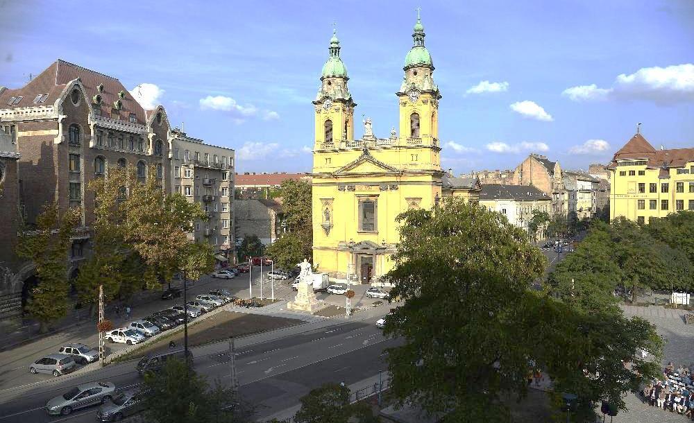 A tér elsősorban a nyugat-keleti irányú gépjárműforgalmat szolgálja ki, a széles sávok miatt a gyalogosforgalom szobor körüli területre és a járdákra koncentrálódik. Horváth Mihály tér A XVIII.