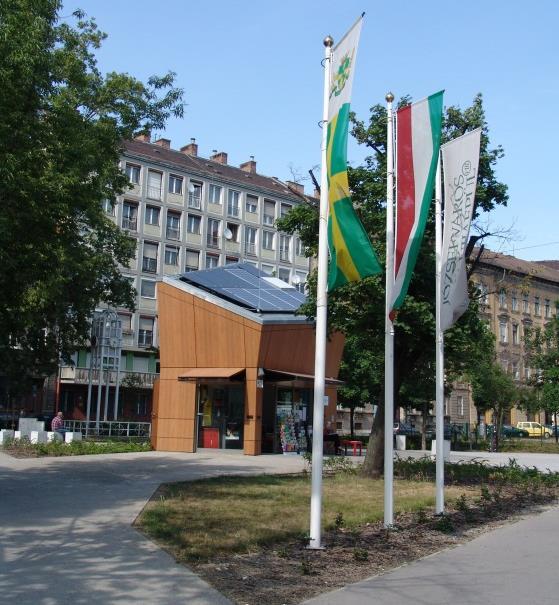 képét. Az épület a Baross utca tengelyében, a tér északi részében áll. A templom előtt látható Pázmány Péter érsek egészalakos márvány szobra.