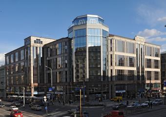 befutó utcák sarkain álló egy-egy magasabb épület, horizontálisan pedig a terek (Blaha Lujza tér, Baross tér) teresedések (Rókus kápolna előtti tér, Astoria) törnek meg.