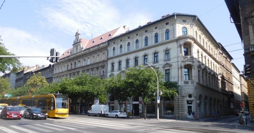 A nagy forgalomnak is köszönhető, hogy a korábban virágzó vásárlói kultúra, a kisüzletek sorra bezártak.