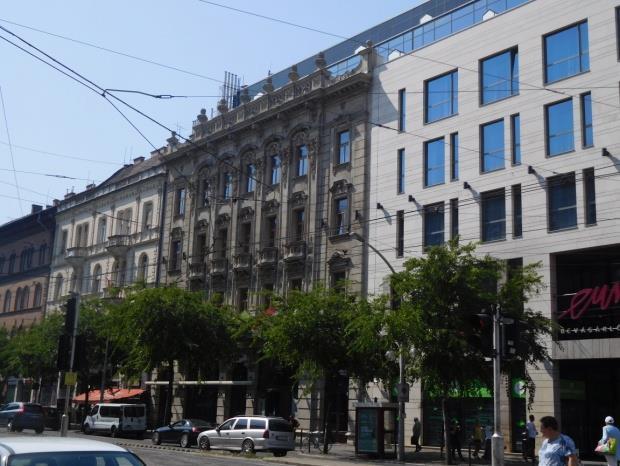 - Az egységes utcakép megőrzése érdekében az építmények legmagasabb pontja a 35 métert nem haladhatja meg.