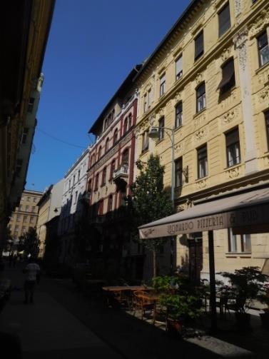 portálok, nyílászárók, kapuzat).
