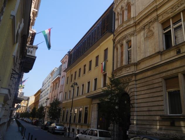 - Utólagos homlokzati hőszigetelés az épületdíszek roncsolása, valamint eltüntetése miatt tilos, kivéve a hőszigetelő festék alkalmazása esetén.